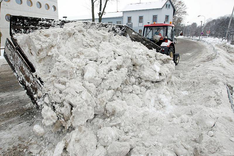 Odklízení sněhu v ulicích Hradce, 14. ledna 2010.