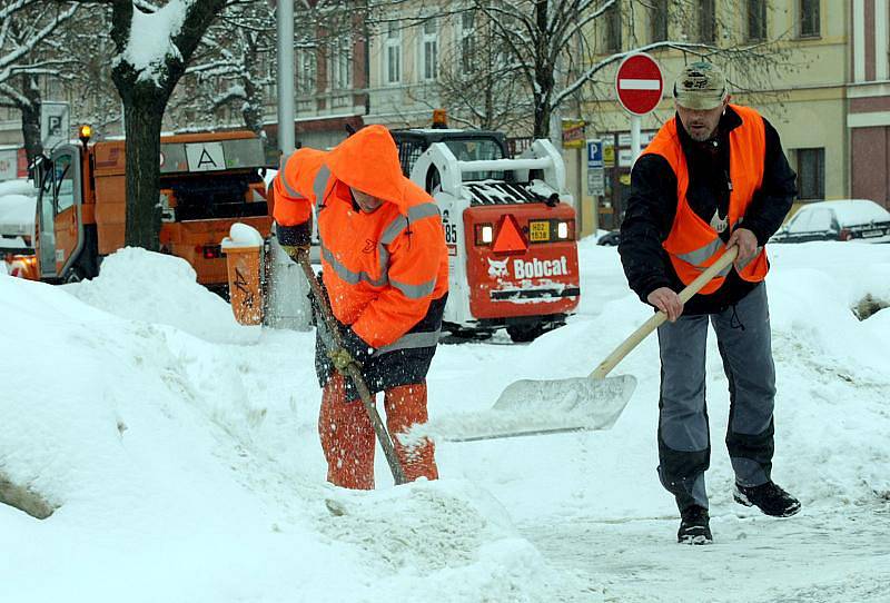 Ulice v Hradci Králové zasypal 28. ledna 2010 další sníh.