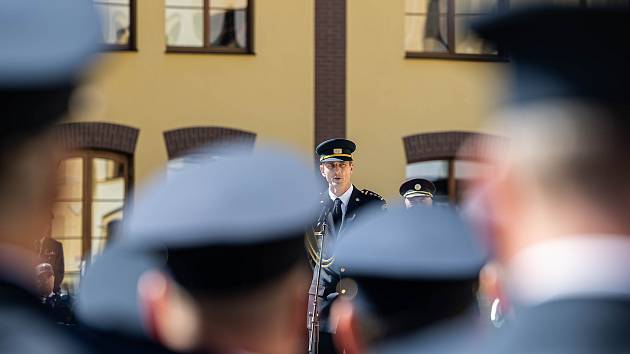 Devatenáct hasičů z Královéhradeckého kraje převzalo od ředitele HZS KHK a hejtmana Martina Červíčka ocenění za zásluhy a věrnost.