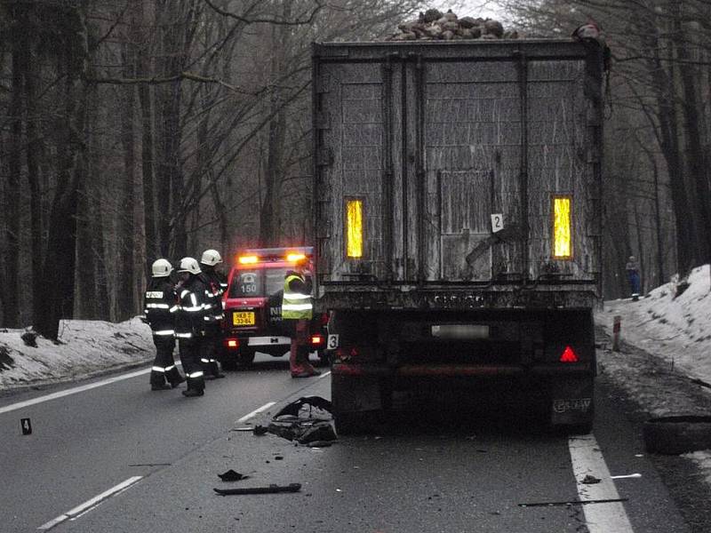 Řidič osobního vozu nepřežil střet s kamionem a avií 