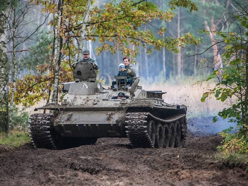 Těžká vojenská technika v lokalitě přírodní památky Plachta v Hradci Králové.