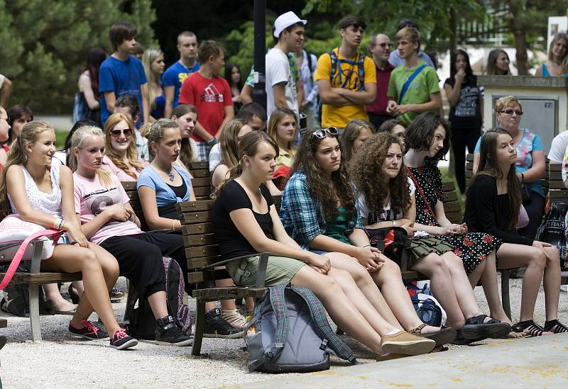 Výstava nejlepších ročníkových prací studentů hradecké Střední školy vizuální tvorby v Jiráskových sadech.