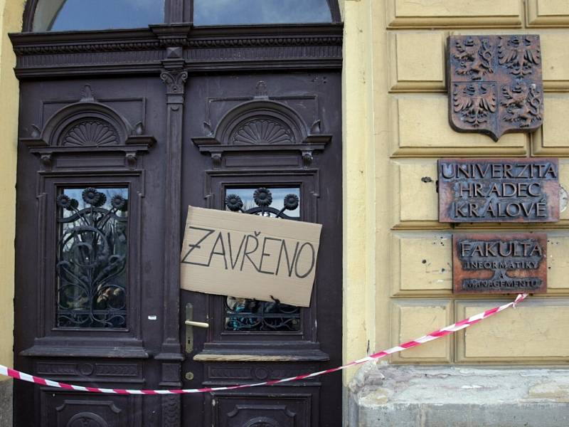 Studenti hradecké univerzity symbolicky zavřeli filozofickou fakultu. Akce byla první částí protestů proti reformám vysokých škol.