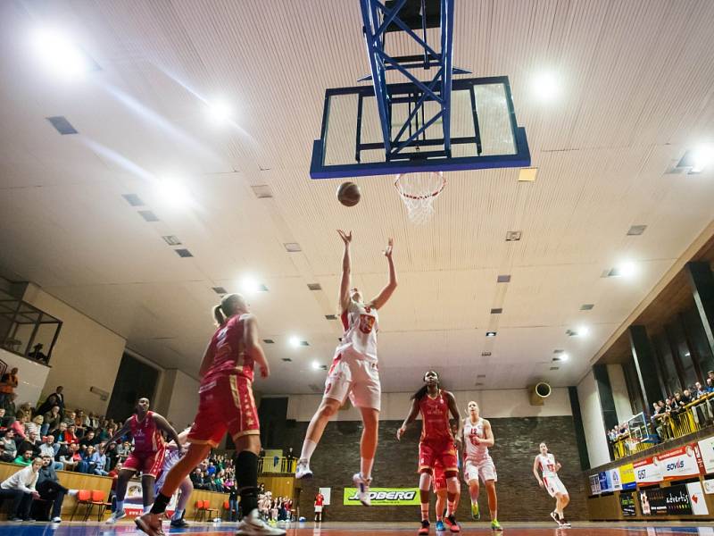 Ženská basketbalová liga - čtvrtfinále play off: TJ Sokol Hradec Králové - BLK Slavia Praha.