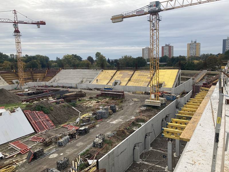 Stavba nového hradeckého fotbalového stadionu je v plném proudu.
