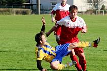 PENALTOVÝ ZÁKROK na stěžerského Radoslava Vejchodu (v pruhovaném) v domácím zápase OP s Dohalicemi (3:0).