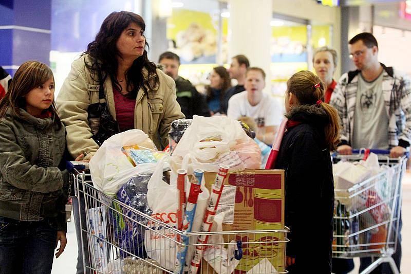 Davy lidí tráví adventní neděli v přeplněných obchodních centrech.