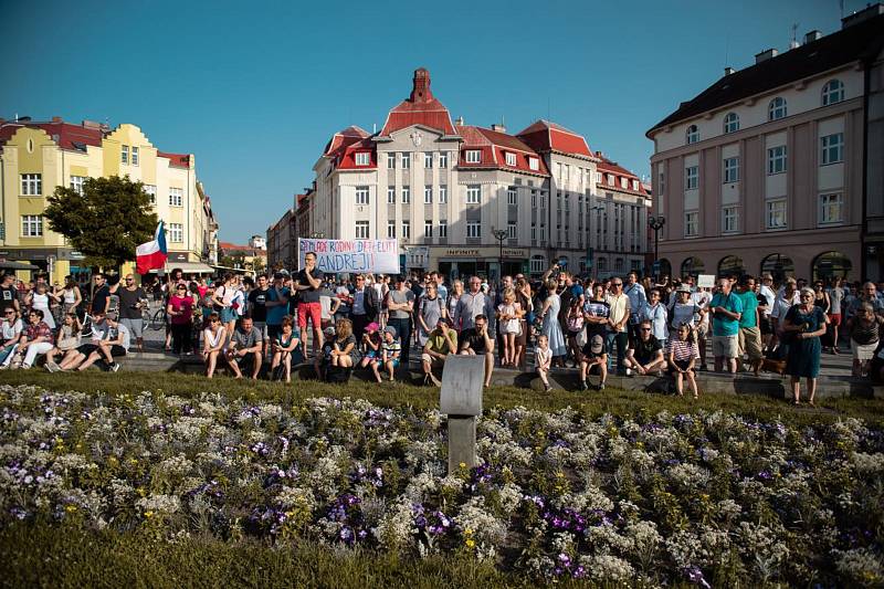 Na Masarykově náměstí v Hradci Králové se v úterý podle organizátorů sešlo více než tisíc lidí.