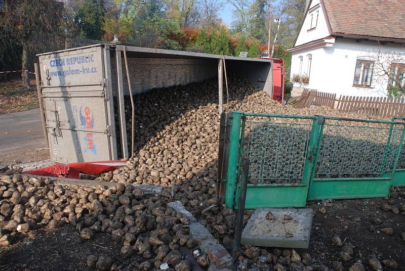 Nehoda kamionu v obci Neděliště. Kamion nezvládl zatáčku, skončil v příkopě a při tom přerazil sloup elektrického vedení. 