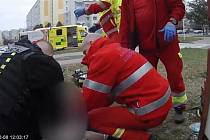 Při resuscitaci ženy v Hradci Králové záchranářům asistovali strážníci.
