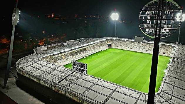 Pohled na rozsvícený fotbalový stadion, 1. srpna.
