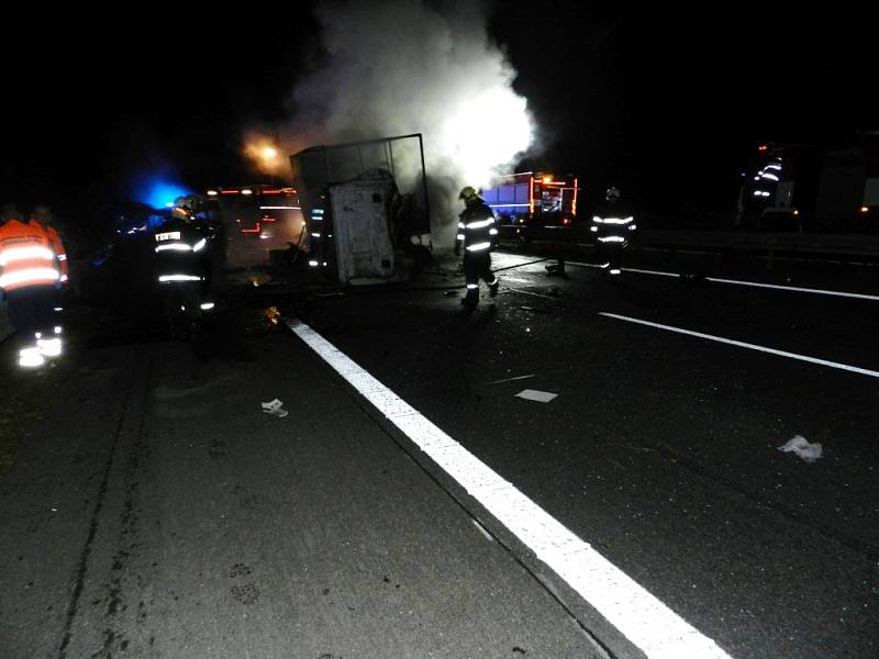 Tragická nehoda s následným požárem uzavřela hradeckou dálnici.