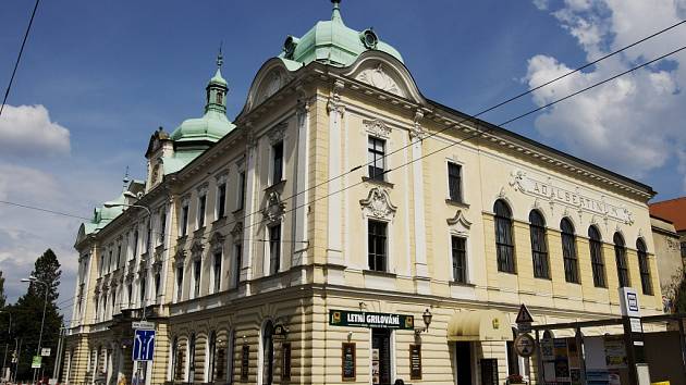 Adalbertinum, budova z roku 1897 na tídě ČSA v Hradci Králové, dílo architekta Františka Hellmanna.