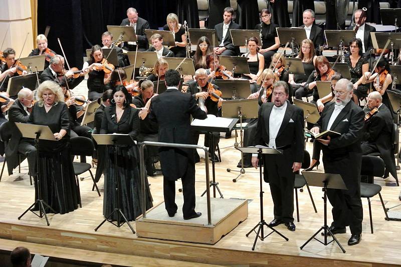 Zahajovací koncert v sále Filharmonie Hradec Králové.