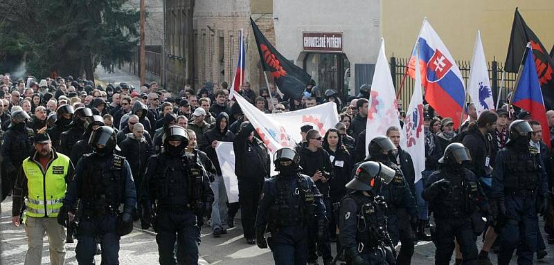 V Novém Bydžově se střeli přívrženci Dělnické strany sociální spravedlnosti s Romy. Došlo také na potyčky s policisty.