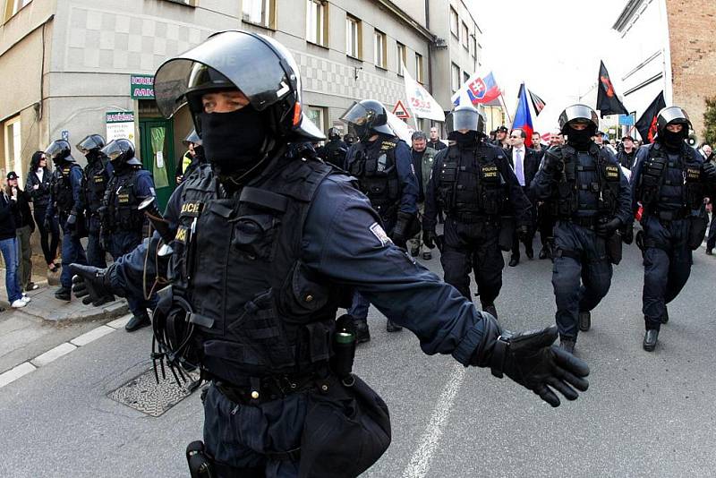 V Novém Bydžově se střeli přívrženci Dělnické strany sociální spravedlnosti s Romy. Došlo také na potyčky s policisty.