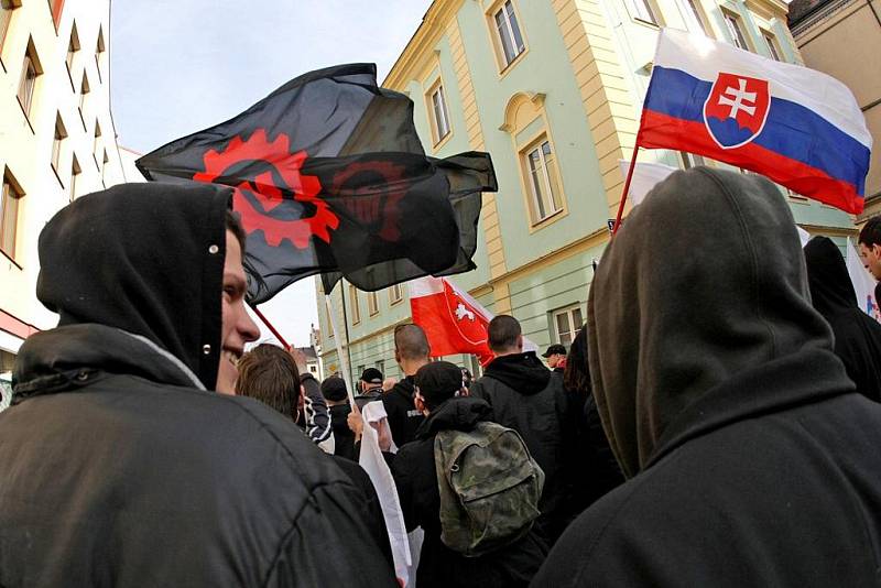 V Novém Bydžově se střeli přívrženci Dělnické strany sociální spravedlnosti s Romy. Došlo také na potyčky s policisty.