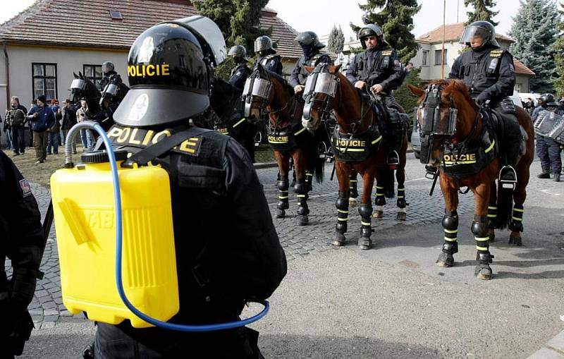 V Novém Bydžově se střeli přívrženci Dělnické strany sociální spravedlnosti s Romy. Došlo také na potyčky s policisty.