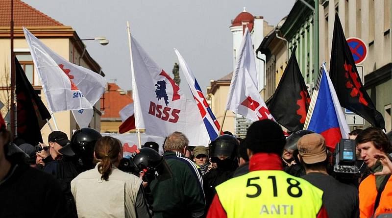 V Novém Bydžově se střeli přívrženci Dělnické strany sociální spravedlnosti s Romy. Došlo také na potyčky s policisty.