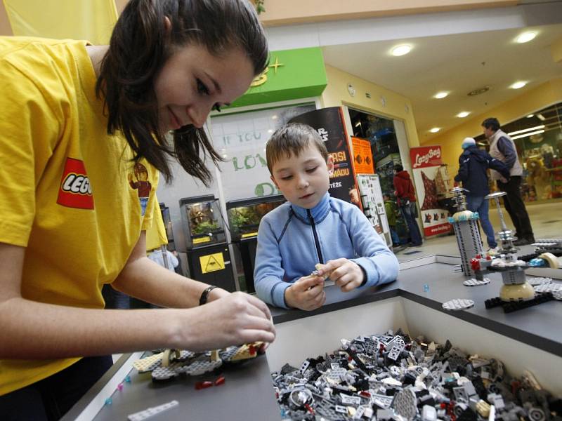 Obří Dart Vader, ústřední postava kultovní série Star Wars, tedy Hvězdných válek, postavený z tisíců kostiček stavebnice Lego, v obchodním komplexu EuroCenter v Hradci Králové.