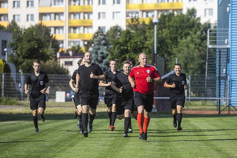 Seminář fotbalových rozhodčích na hřišti v Třebši.