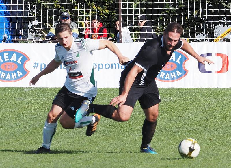 Televizní duel I. A třídy Stěžery (v tmavém) vs. Kunčice 1:5.