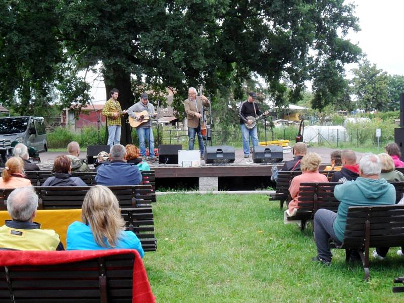 Koncert kapely Poutníci na Šrámkově statku v hradeckých Pileticích.