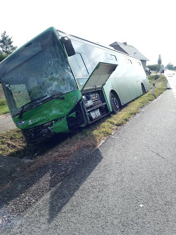 Linkový autobus a osobní auto se srazily na silnici číslo 11 u Lhoty pod Libčany.