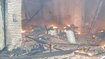  Plameny zachvátily stodolu v Kozelkově ulici. Požár se ovšem záhy rozšířil i na sousední dům