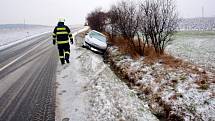 Dopravní nehoda dvou osobních automobilů mezi obcemi Prasek a Kobylice.