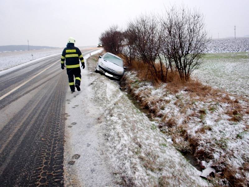 Dopravní nehoda dvou osobních automobilů mezi obcemi Prasek a Kobylice.