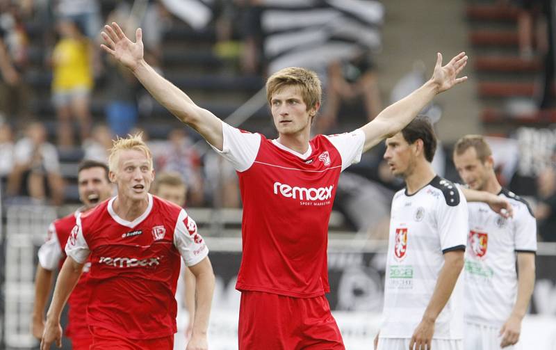 Fotbalová národní liga: FC Hradec Králové - FK Pardubice.