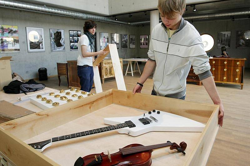 Studenti Střední umělecko průmyslové školy hudebních nástrojů a nábytku připravovali 2.listopadu výstavu studentských prací  ve Studijní a vědecké knihovně v Hradci Králové.