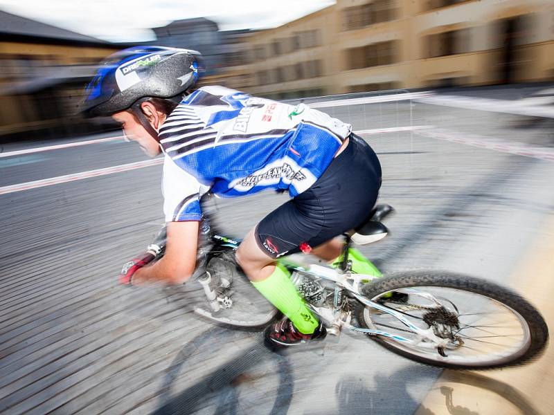 Cyklistický závod Gočárovy schody pod záštitou Jaroslava Kulhavého, olympijského vítěze z Londýna z roku 2012.