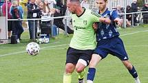 Fotbalisté Třebše (v modrém) v domácím prostředí porazili Vysokou nad Labem těsně 2:1.