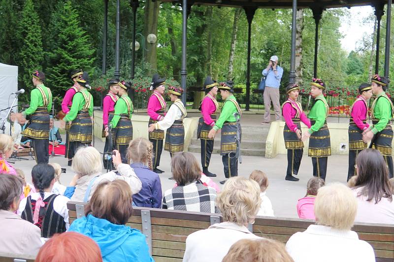 Mezinárodní folklorní festival v královéhradeckých Jiráskových sadech.