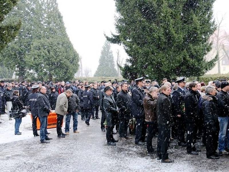 Rozloučení policistů se zesnulými kolegy v Hradci Králové.