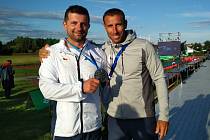Trenér Petr Luštický (vpravo) musel z úspěchů skeetaře Tomáše Nýdrleho jásat. Po stříbru z Evropských her v Minsku dosáhl hradecký brokař na titul mistr světa.