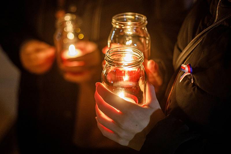 Svíčkový pochod studentů připomněl v Hradci Králové 17. listopad