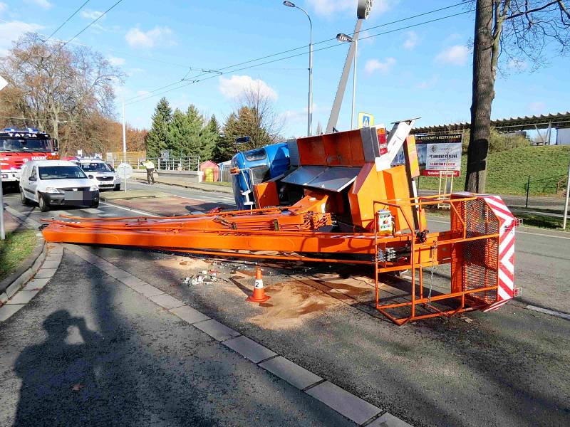 Převrácení vozidla s vysokozdvižnou plošinou v Malšovické ulici v Hradci Králové.