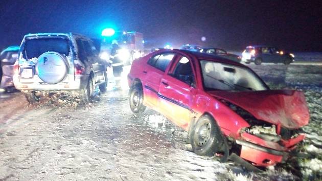 Ke srážce 3 osobních vozidel vyjížděly v 17:47 tři jednotky hasičů. Nehoda k níž došlo u Černilova na Královéhradecku silnici č. II/308 zcela zablokovala.
