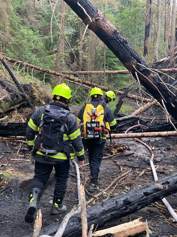 S rozsáhlým požárem v NP České Švýcarsko nadále pomáhá i 45 hasičů z hradeckého kraje.