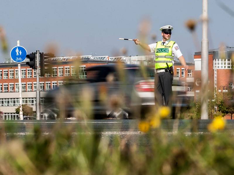 Dopravní policisté při řízení dopravy na křižovatce ulic Hradecká - Sokolská (tzv. Mileta) v Hradci Králové v rámci 9. ročníku celorepublikové Soutěže dopravních policistů 2016.