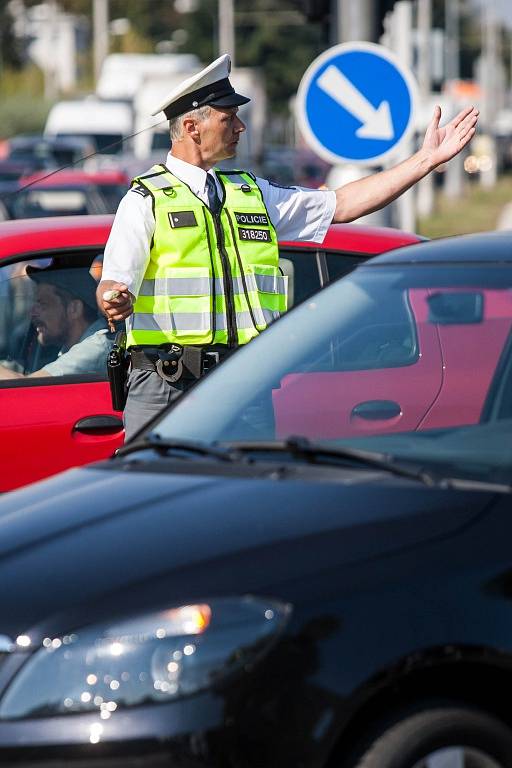 Dopravní policisté při řízení dopravy na křižovatce ulic Hradecká - Sokolská (tzv. Mileta) v Hradci Králové v rámci 9. ročníku celorepublikové Soutěže dopravních policistů 2016.