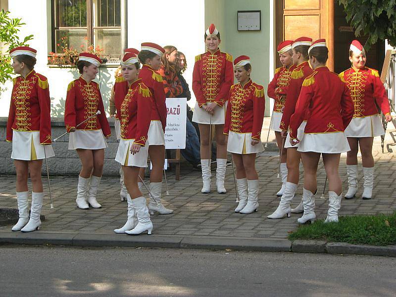 Rosničky, mažoretky ze Základní umělecké školy v Novém Bydžově, při oslavách ve Skřivanech (sobota 18. září 2010).