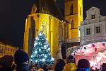 Historické jádro Hradce a vánoční trhy po setmění.