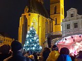 Historické jádro Hradce a vánoční trhy po setmění.