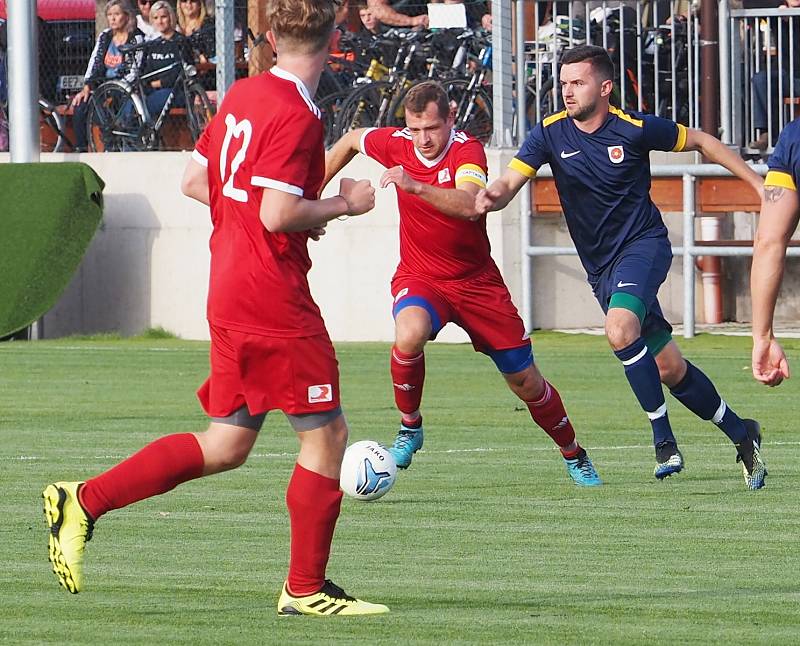 OKRESNÍ PŘEBOR Nechanice (v modrém) – Dohalice 3:1.