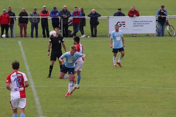 BITVA FAVORITŮ. Fotbalisté Slavie Hradec Králové lídra z Nového Bydžova nezastavili a ten jim v krajském přeboru nadále uniká.