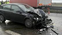 Tragická dopravní nehoda dvou osobních a jednoho nákladního automobilu na silnici I/33 u Lochenic.